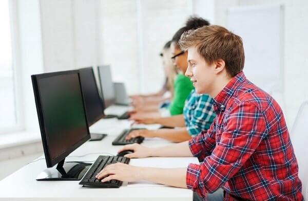 طلاب يستخدمون نظام الامتحانات الإلكترونية للجامعات