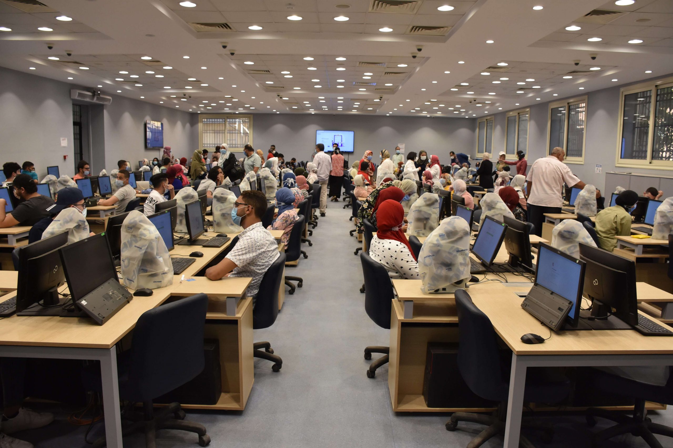 ain shams university adopts qorrect e-assessment system for all faculties - ain shams computer lab - students taking exams